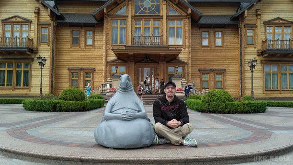 У "Межигір'я" оселився герой мемів – Ждун. Скульптура зроблена з легкого пластику і користується великою популярністю у гостей колишньої резиденції Януковича.