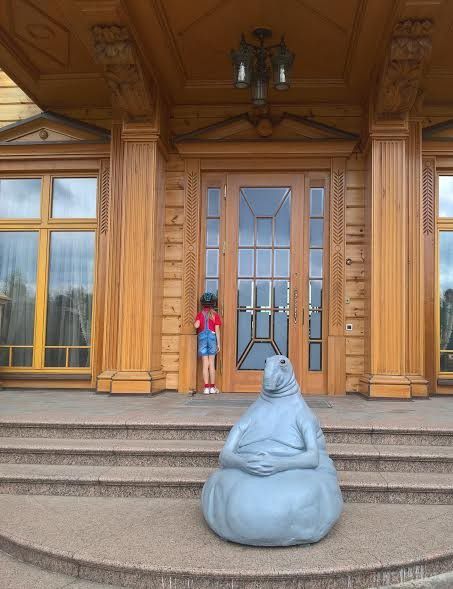 У "Межигір'я" оселився герой мемів – Ждун. Скульптура зроблена з легкого пластику і користується великою популярністю у гостей колишньої резиденції Януковича.