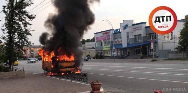 У Броварах Київської області на ходу  загорілася маршрутка з пасажирами. У маршрутці перебувало близько десяти пасажирів.