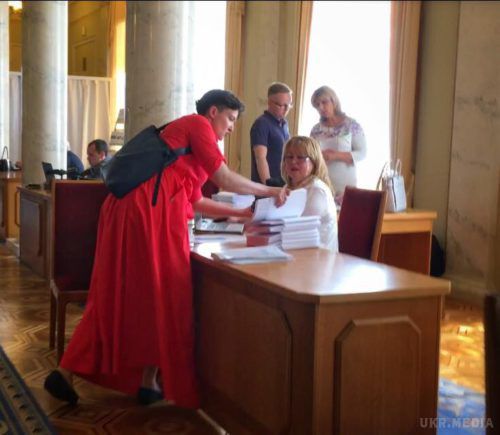 Надія Савченко сьогодні прийшла в Раду в незвичайній сукні (фото). Народний депутат України Надія Савченко засвітилася сьогодні на роботі у Верховній Раді в досить незвичайному вбранні.