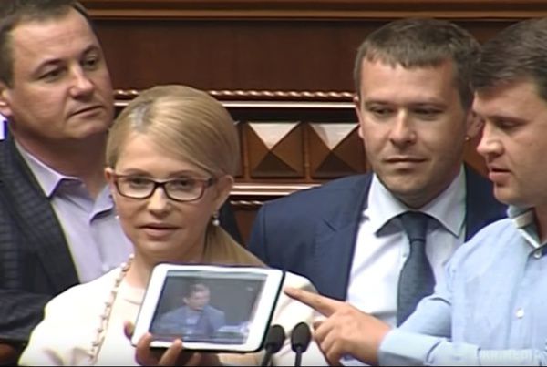 Відео, як "скотиняка" Ляшко молився за "президента" Тимошенко. Під час парламентської сесії Верховної Ради лідери двох фракцій "Радикальна партія" і "Батьківщина" обмінялися "люб'язностями".