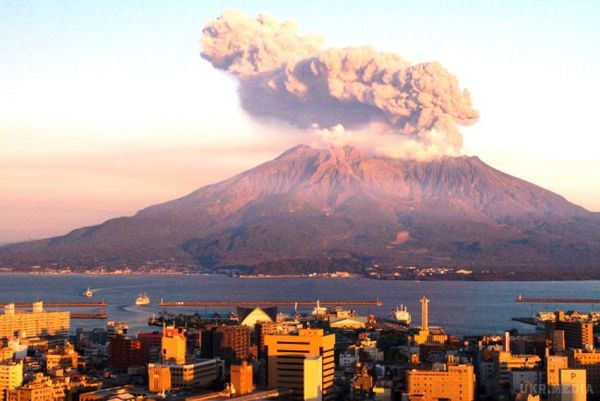 Японія. Виверження вулкана Сакурадзима (відео). Близько восьмої ранку 6 червня в Японії почав вивергатися вулкан Сакурадзима.