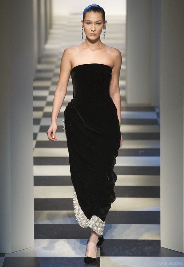Белла Хадід і Ніколь Кідман з'явилися на публіці в однакових сукнях від Oscar De La Renta. На "модному Оскарі", актриса захопила квітучим виглядом в чудовому вбранні.