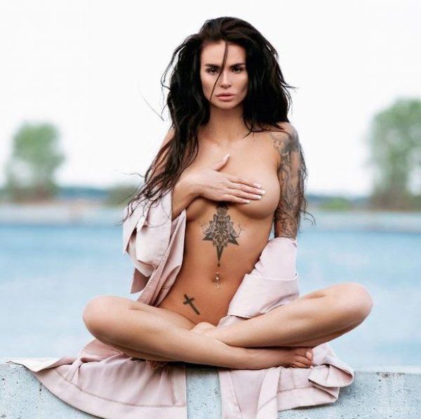 Українська еротична модель повністю оголилася, опубліковані фото. На акаунті дівчини в соціальній мережі Instagram вже 548 тисяч передплатників.