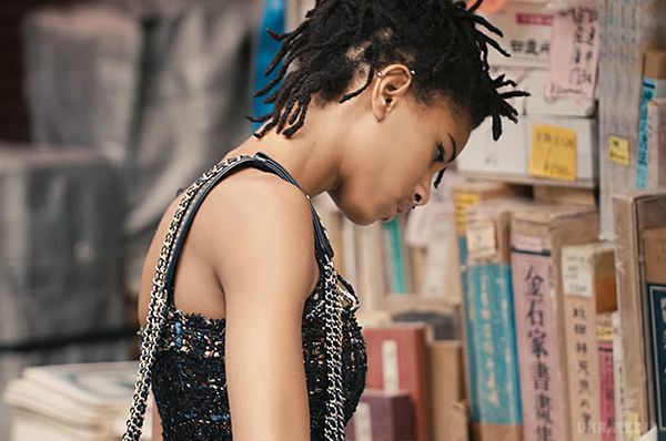 Віллоу Сміт гуляє по Токіо в новому відео Chanel. 16-річна Віллоу Сміт вже рік є амбасадором французького модного дому Chanel, у показах та рекламних компаніях якого бере активну участь. 