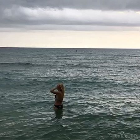 Крістіна Орбакайте відпочиває в Маямі та в бікіні рекламує новий сингл "Лайт". Ось уже більше двох тижнів Крістіна Орбакайте, якщо судити з її записів в Instagram, відпочиває в Америці з чоловіком Михайлом Земцовим. 