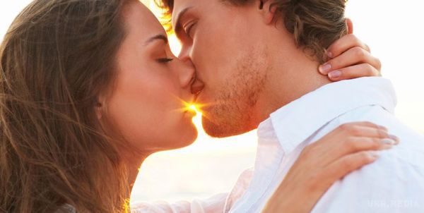 Вчені пояснили користь поцілунків. Вчені з'ясували, що регулярні поцілунки здатні робити людей щасливими і навіть допоможуть втратити зайву вагу, вони навіть можуть замінити зарядку.
