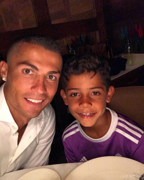 Кріштіану Роналду показав свого дорослого сина. Відомий португальський футболіст королівського клубу «Реал Мадрид» Кріштіану Роналду є активним користувачем соціальних мереж. 