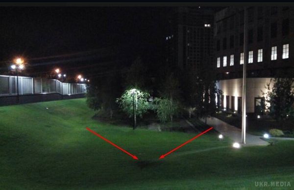 Біля посольства США камери  зафіксували місце вибуху і підривника(Фото). Також на камери потрапив і зловмисник кинув вибуховий пристрій у двір посольства США.