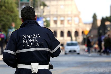 У Римі затримали чоловіка який знімав на смартфон нижня білизну туристок. Поліція Риму затримала чоловіка, який знімав на фото та відео нижню білизну туристок. 
