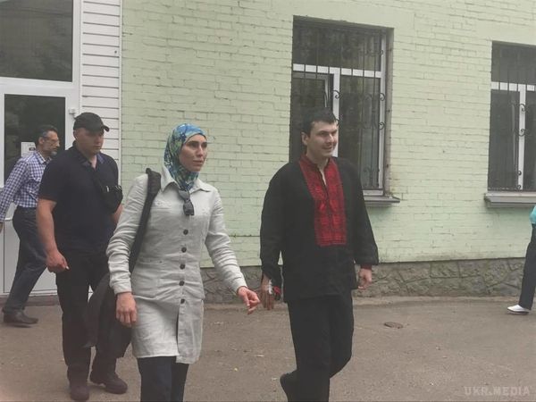 Після замаху на Адама Осмаєва, бійця АТО, виписали з лікарні (фото). Адам Осмаєв вийшов з лікарні у вишиванці і в хорошому настрої.