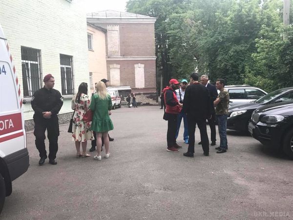 Після замаху на Адама Осмаєва, бійця АТО, виписали з лікарні (фото). Адам Осмаєв вийшов з лікарні у вишиванці і в хорошому настрої.