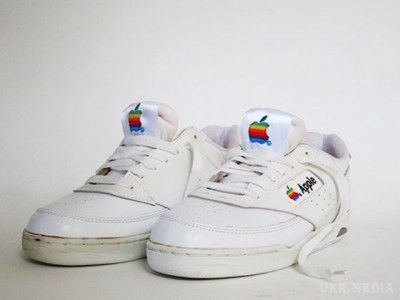 На eBay виставлено кросівки від Apple за 15 тис. доларів. На сайті американської компанії eBay, яка надає свій ресурс для проведення аукціонів, виставлені кросівки від компанії Apple з лімітованої  колекції. 