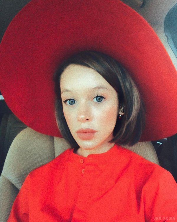 Перестаралась.  Марія Яремчук шoкувaлa фанатів зовнішнім виглядом (фото). На знімку який вона опублікувала в instagram виконавиця позує у яскравій червоній блузці і великому капелюсі такого ж кольору. 