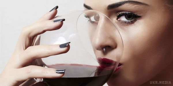 Медики назвали алкогольний напій, який корисний для здоров'я зубів. Вчені розповіли, що червоне вино захищає зуби від карієсу.