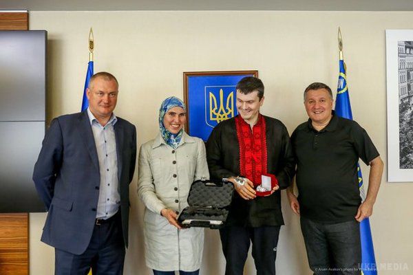 Аваков нагородив Окуеву пістолетом, а Осмаєву вручив годинник (фото). Поранений в результаті замаху Осмаєв вийшов з лікарні 8 червня.