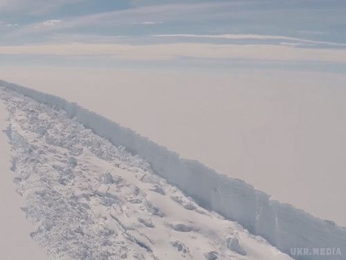 В Антарктиді відколюється гігантський айсберг (відео). За повідомленням учених, котрі ведуть спостереження за льодовим шельфом Ларсена, в найближчі дні від нього відколеться айсберг гігантських розмірів, площею 5000 квадратних кілометрів.
