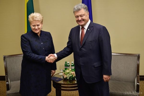 Литовці подарували Україні перископ для військових. Апарат придбано на гроші, зібрані в Литві неурядовою організацією.