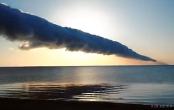 На Херсонщині спостерігали рідкісне природне явище. Над Азовським морем простягнулося хмара у формі рулону, схоже на "ранкову глорію", що спостерігається в Австралії.