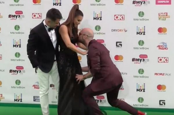 Невідомий напав з поцілунками на Ані Лорак на премії Муз-ТВ(відео). Все сталося швидко і несподівано.