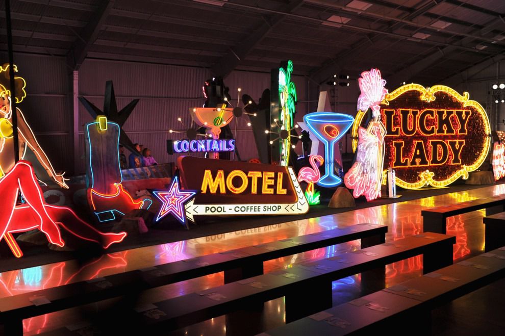 Не слідкуйте за модою - відчувайте її! Route 66: колекція Moschino: Курорт 2018 (фото). У Лос-Анджелесі відбувся показ нової круїзної колекції Moschino. Пройшов він яскраво, весело і барвисто, як це зазвичай буває на шоу бренду.