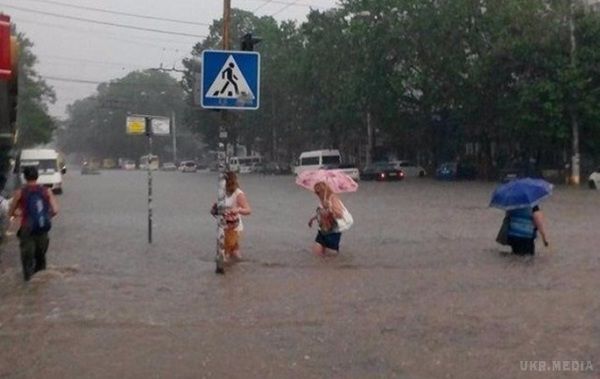 Сімферополь не витримав опадів і пішов під воду (фото). В результаті тривалої сильної зливи, що пройшов 10 червня, багато вулиць Сімферополя опинилися під водою.