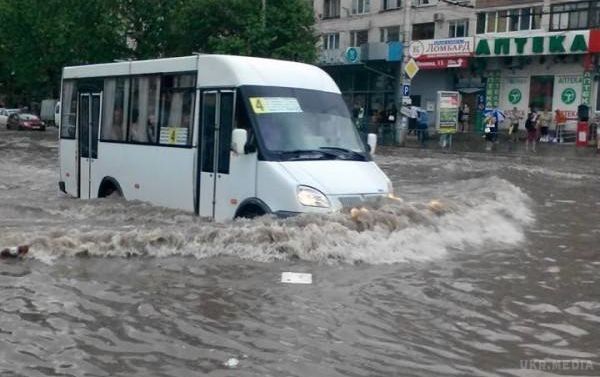 Сімферополь не витримав опадів і пішов під воду (фото). В результаті тривалої сильної зливи, що пройшов 10 червня, багато вулиць Сімферополя опинилися під водою.