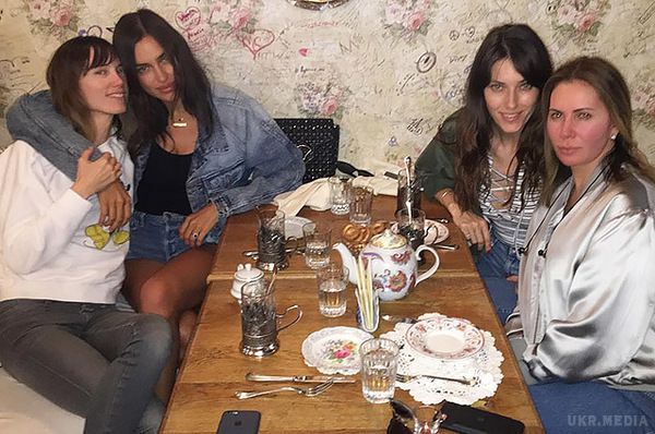 Ірина Шейк влаштувала нічний дівич-вечір з російськими подругами в Нью-Йорку. Ірина Шейк поділилася в своєму Instagram-щоденнику фотографією посиденьок з подругами. 