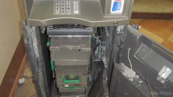 Невідомі підірвали банкомат і викрали 187 тисяч гривень. У районному центрі Буськ Львівської області невідомі підірвали банкомат і викрали 187 тисяч гривен. 