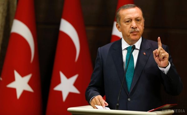 Ердоган відправив свої війська у Катар. Турецький лідер  Реджеп Ердоган підписав указ про розміщення своїх сил на військовій базі в Катарі, що опинився  в центрі міжнародного скандалу. 