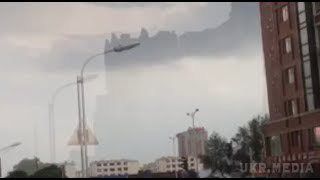 Над Китаєм після грози воспарило приголомшливе місто з хмар. У китайському місті Унжуне мешканці зняли на відео літаюче місто з хмар, що з'явився після сильної грози.