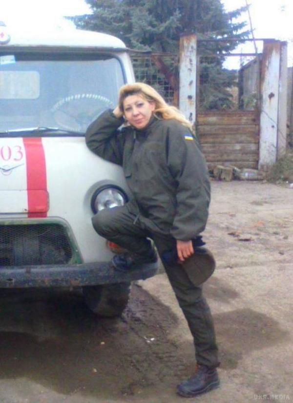 Сьогодні би їй виповнилось 45: Наталія Хоружа загинула взимку на Світлодарській дузі (фото). Санінструктор стала жертвою цілеспрямованого влучання ПТКР російських терористів у медичний автомобіль.