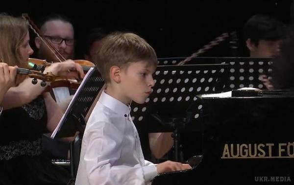 9 - річний українець пожертвував гроші з прем'єри хворим малюкам (відео). Український Моцарт пожертвував гроші з прем'єри хворим малюкам.