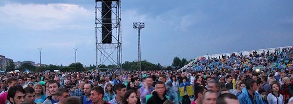 Шалена гроза і божевільний концерт "Океану Ельзи" в прифронтовому Лисичанську (відео). На своїй сторінці групи "Океан Ельзи" у Facebook, артисти подякували всіх своїх шанувальників, які не побоялися негоди і прийшли на концерт.
