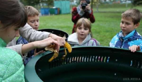 Київські школярі зайнялися переробкою сміття (ВІДЕО). Учні однієї із столичних шкіл навчилися переробляти органічні відходи. 
