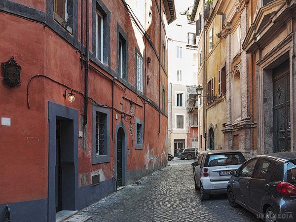 7 квадратних метрів комфорту: крихітна квартира в Римі (Фото). У самому центрі Рима, в декількох кроках від Пантеону і площі Святого Петра, розташований крихітний будиночок.