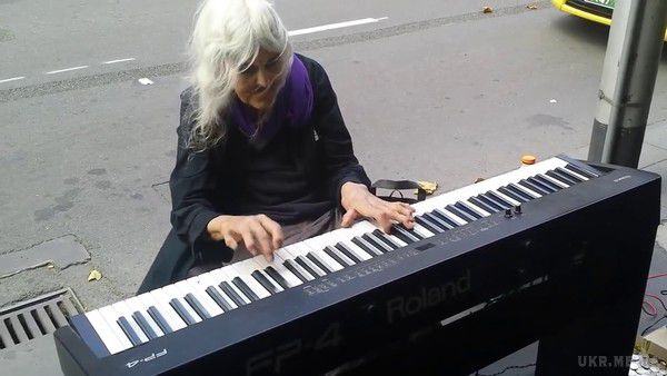 Коли ця бабуля сіла за піаніно, всі сміялися Але коли вона почала грати... (відео).  Але коли вона почала грати...