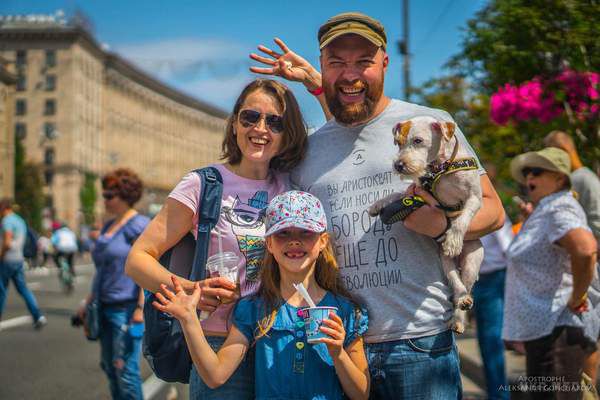 У Києві пройшов парад життєрадісних собак: яскраві фото. Пес по кличці Майло став кращою рекламою цієї породи собак.