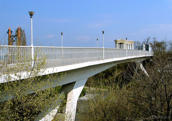 Одесити зняли на відео невідомого який  влаштував смертельний номер на мосту (ВІДЕО).  В Одесі на найвищому мосту в міста ризикує невідомий чоловік - ходить по перилах без будь-якої страховки.