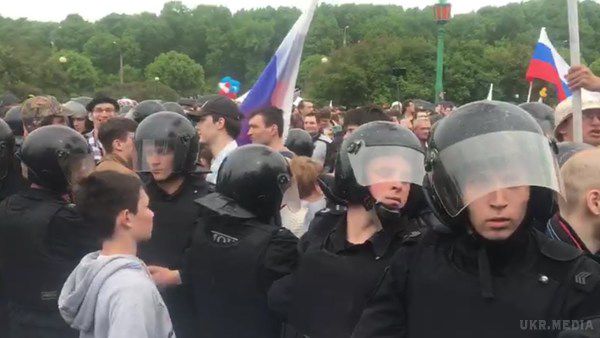 У Санкт-Петербурзі на мітингу ОМОН затримав близько 150 людей(відео). У російському Санкт-Петербурзі співробітники ОМОН затримали близько 150 учасників антикорупційного мітингу
