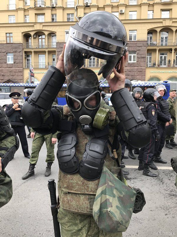 У Москві твориться неймовірне. В паніці від величезного числа мітингувальників влада йде на крайні заходи.
