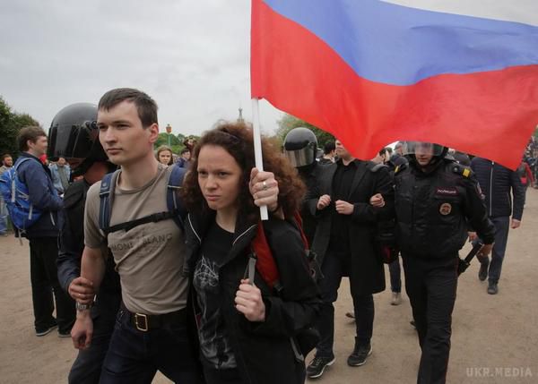Як у Росії "святкують" День Росії. На антикорупційних мітингах у Росії, які збіглися з відзначенням Дня Росії, відбуваються масові затримання громадян.