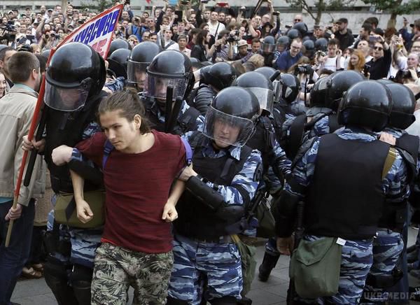 Як у Росії "святкують" День Росії. На антикорупційних мітингах у Росії, які збіглися з відзначенням Дня Росії, відбуваються масові затримання громадян.