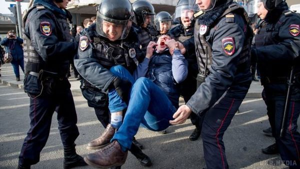 На акціях в Москві та Петербурзі затримали понад 700 людей. Понад 700 учасників опозиційних акцій в Москві та Санкт-Петербурзі затримали. Те ж відбувається і в інших містах Росії