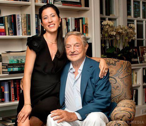 82-річний Джордж Сорос оголосив про заручини. Під час святкування свого 82 дня народження відомий фінансист Джордж Сорос оголосив про заручини з 40-річною Таміко Болтон. Для мільярдера це буде вже третій шлюб, для його обраниці - другий.