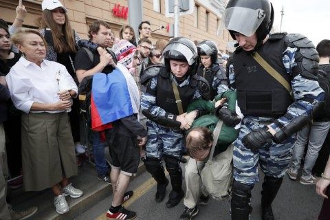 Як пройшло державне свято Росії: жорстокі побиття, тисячі затриманих, арешт Навального на 30 діб (фото, відео). Як проходили протести в Росії 12 травня.