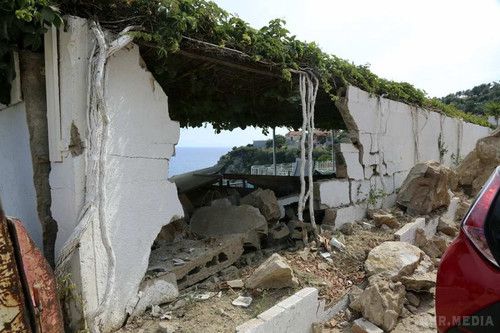 Потужний землетрус стався біля грецького острова Лесбос (фото, відео). В результаті потужного землетрусу магнітудою 6.3, події в цей понеділок поблизу грецького острова Лесбос є загиблі і поранені.