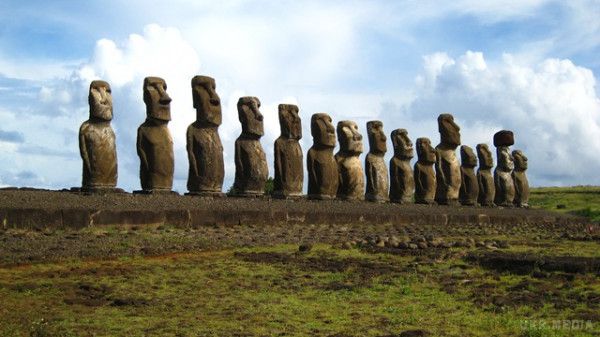Статуї з острова Пасхи мають вкопані в землю тіло. На острові Пасхи знаходиться понад 900 скульптур, так звані моаї. 