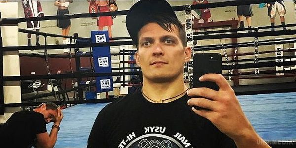 Усик назвав точну дату наступного бою. Чемпіон світу за версією WBO у важкій вазі Олександр Усик (12-0, 10 КО) назвав дату наступного бою.