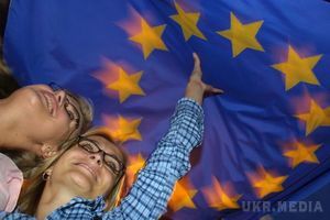 Мін'юст Нідерландів схвалив закон про ратифікацію Угоди про асоціацію між Україною та ЄС. Представництва Євросоюзу в Україні Хьюг Мінгареллі висловив упевненість в тому, що угода набуде чинності в повному обсязі 1 вересня 2017 року.